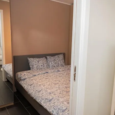 Modern Apt, Near Centre , Walking Distance *