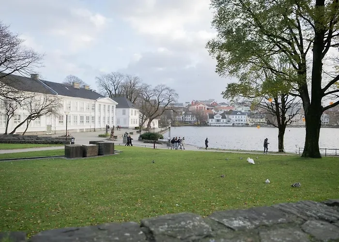 Lägenhet Modern Apt, Near Centre , Walking Distance